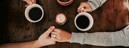 Pár držících se rukou Foto: taylor hernandez Unsplash