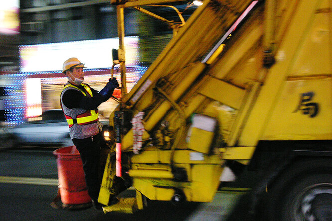 Státy organizují svoz odpadu různě, ale žádný to nedělá jako Tchaj-wan. Pět dní v týdnu, v dešti nebo slunci, tam uvidíte lidi stát u silnice s pytli a čekat na popelářské vozy.