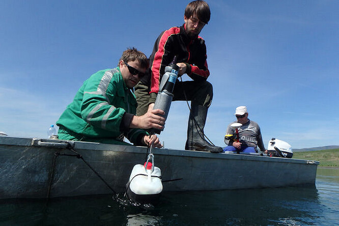 Ekologie pohybu zkoumá, jak, kdy a proč se živočichové pohybují a důsledky pohybu na okolní prostředí. Tyto poznatky jsou klíčové například pro účinnou ochranu biodiverzity. Na fotografii je zachyceno umisťování telemetrických antén do jezera.