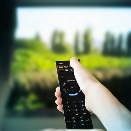 V ceně všech elektro spotřebičů je zahrnutý recyklační poplatek, který platí konečný spotřebitel. Výrobce elektra pak následně tento poplatek zašle kolektivnímu systému jako kompenzaci za náklady se sběrem jeho elektroodpadu. Televize a monitory patří k druhům odpadů s nejvyššími náklady na recyklaci.