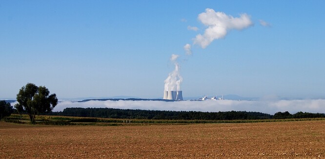 ČEZ vyhlásil v březnu nový tendr na dostavbu horkovodu. Po úpadku Tenzy, která horkovod stavěla od března 2019, zbývá dokončit 11 z 26 kilometrů. Nového dodavatele stavby za více než 1,4 miliardy Kč chtějí energetici vybrat na podzim,