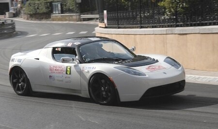 "Tohle je poprvé, kdy na 1000 kilometrů rally bylo potřeba palivo jen za 33 dolarů," řekl někdejší pilot formule 1 Erik Comas, který řídil jeden z vozů Tesla Roadster.