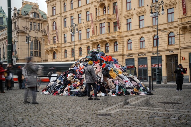 Na náměstí Republiky byla navezena hromada přibližně čtyř tun oblečení.