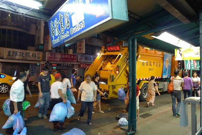 V roce 2017 se dostal Tchaj-wan s 50 procenty recyklovaného odpadu hned za Německo, uvedla konzultační firma Eunomia. Je také na špici zemí s nejmenším objemem odpadu na hlavu.