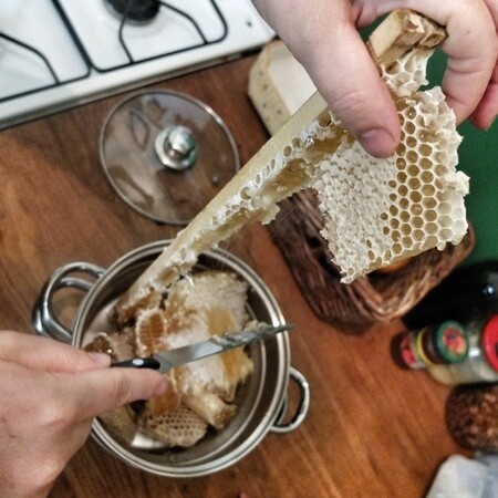 Kvalitou je podle Fišerové pražský med naprosto srovnatelný s medem z jiných částí republiky. Včelí pastva je na místě považována za velmi pestrou, a to vše se v medu promítne. / ilustrační foto