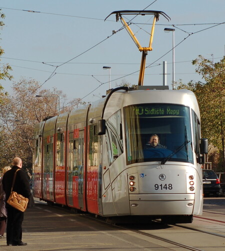 Podle Hudečka má Praha v plánu od roku 2009 do roku 2020 snížit počet tramvají ze současného počtu asi 1100 na 980, nové prý nejsou potřeba.