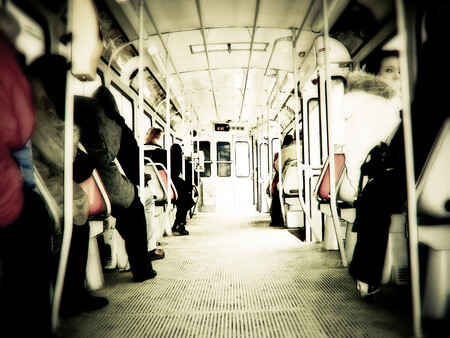 Praha chce motivovat černé pasažéry, aby se z nich stali platící cestující. Pokud je chytne po 23. říjnu revizor, mohou dostat pokutu jen za 400 korun. Podmínkou ale je, že si zároveň koupí roční kupon za 3 650 korun.