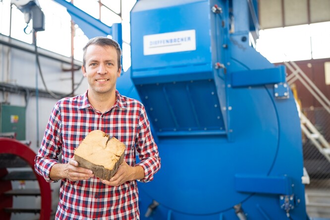 Vědci ve své laboratoři napodobují proces výroby OSB desky. "Třísky z již použitého dřeva mají oproti těm z čerstvě pokácených stromů nižší vlhkost. Na laboratorní úrovni můžeme nastavovat různé parametry výroby třísek, včetně vlhkosti vstupního materiálu," dodal Pipíška.