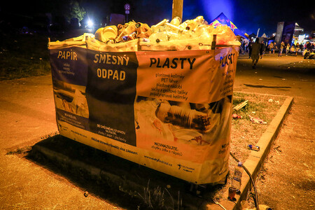 V největší míře přispívají k čistotě festivalových areálů především barevné koše na třídění odpadů.
