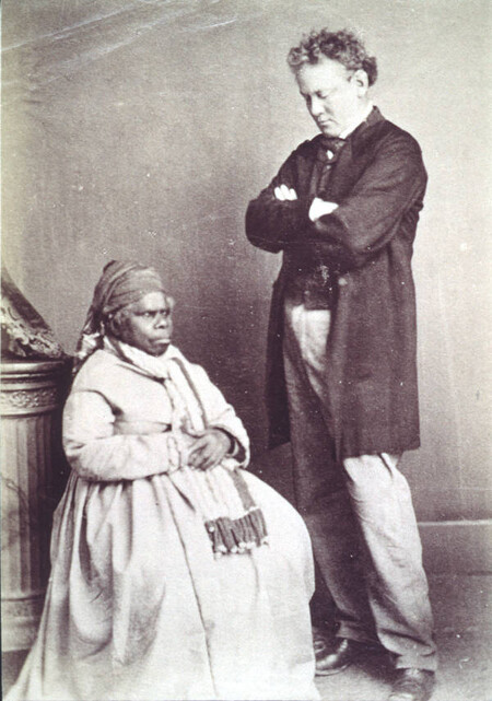 ...na fotografiích o šedesát let později jako nehezké, tupě a zlomeně se tvářící maškary, navlečené do viktoriánských šatů. Na snímku je poslední „plnokrevná“ Tasmánka, známá jako Truganini, která zemřela v roce 1876 v Hobartu