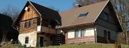 Pozdějšími přístavbami k nepoznání změněná usedlost z roku 1806 v Turnově – Benátkách, která byla významným inspiračním zdrojem pro zbudování České chalupy. Foto: Jiří Woitsch Ekolist.cz