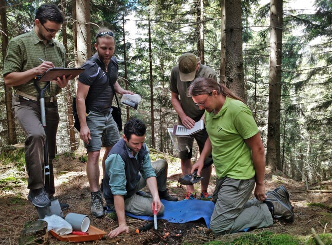 Tým výzkumníků při práci