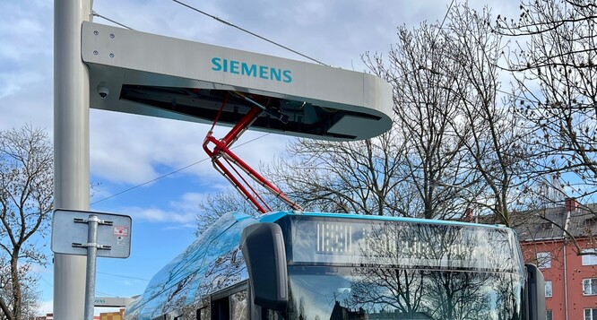 Ramena průběžného nabíjení budou autobusy nabíjet při každém jejich pobytu na konečné.