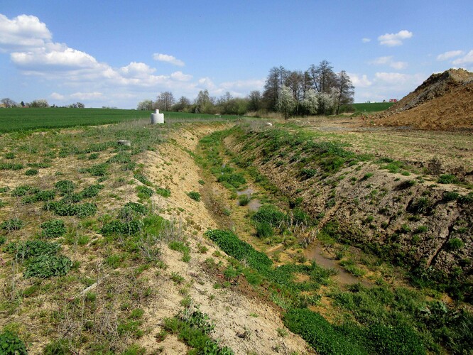 První takzvanou černou stavbou je podle Dětí Země přeložka Žeranovky, druhou přeložka Přílepského potoka.