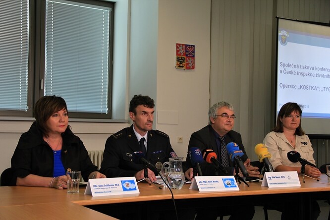 Tisková konference, na které celníci a Česká inspekce životního prostředí oznamují, jak na našem území probíhá nelegální obchod s nosorožčími rohy. Na snímku zleva Alena Schillerová coby někdejší náměstkyně ministra vnitra, Aleš Hrubý, ředitel odboru pátrání Celní správy, Erik Geuss, ředitel ČIŽP a Pavla Říhová, ČIŽP.