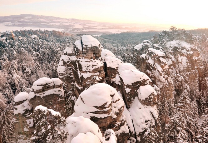 Zimní ráno z vyhlídky U Lvíčka, vzadu Kozákov.