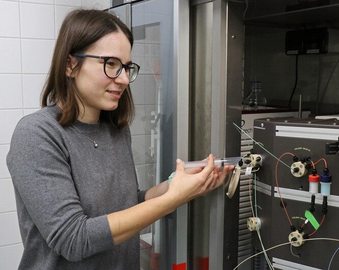 Spoluautorka studie Michaela Neubergerová u přístroje pro separaci a čištění zkoumaných proteinů.