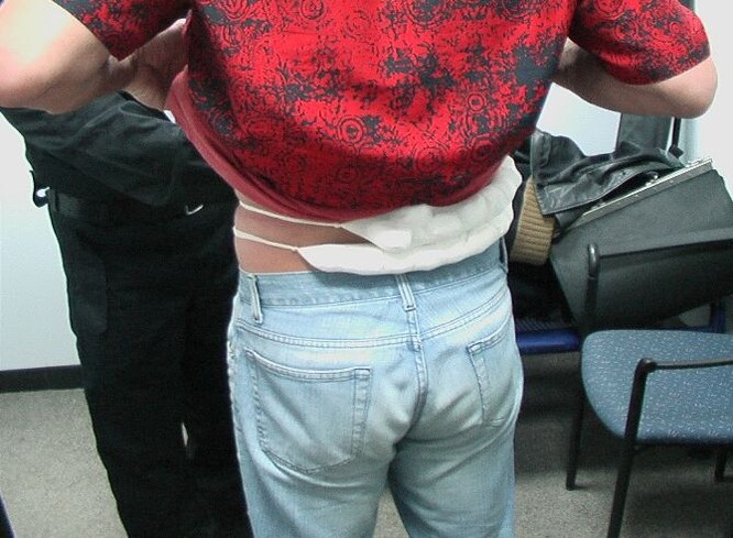 Velmi často se zvířata pašují pod oblečením. Pašeráci k tomu mají přišité různé kapsičky, pásy, vestičky, podprsenky a podobně