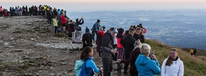 V létě je průměrná noční návštěvnost, tedy milovníků západů a východů slunce, na vrcholu Sněžky 115 lidí. Foto: Správa KRNAP