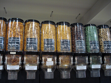 Jednoduché - do své vlastní nádobky si odsypete přesně tolik, kolik chcete, zvážíte a zaplatíte. Žádné zbytečné obaly, žádné zbytečné plýtvání potravinami.