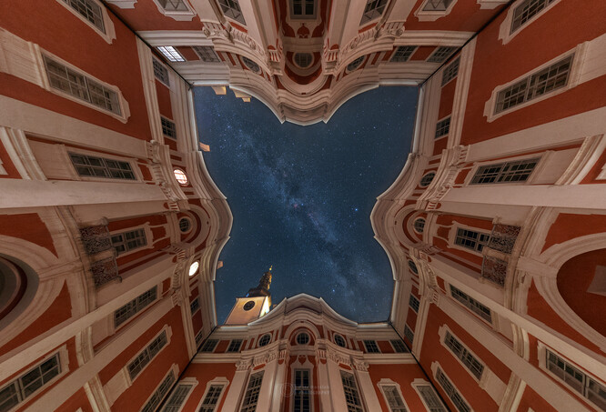 Noční obloha zevnitř broumovského kláštera.