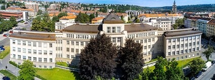 Ústav organické chemie a biochemie AV ČR Foto: IOCB Prague Wikimedia Commons