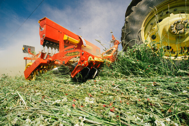 Väderstad Carrier s vlnitými disky Cross Cutter.