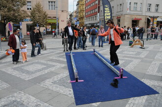 Dokud bylo hezky, lidé si prázdné náměstí užívali