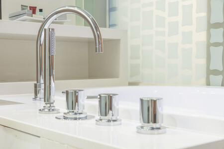 Později král řekl, že návrh zakázat vany myslel "v lehkém žertu". "Ale je v tom zrnko pravdy. Malé detaily mají obrovský účinek."