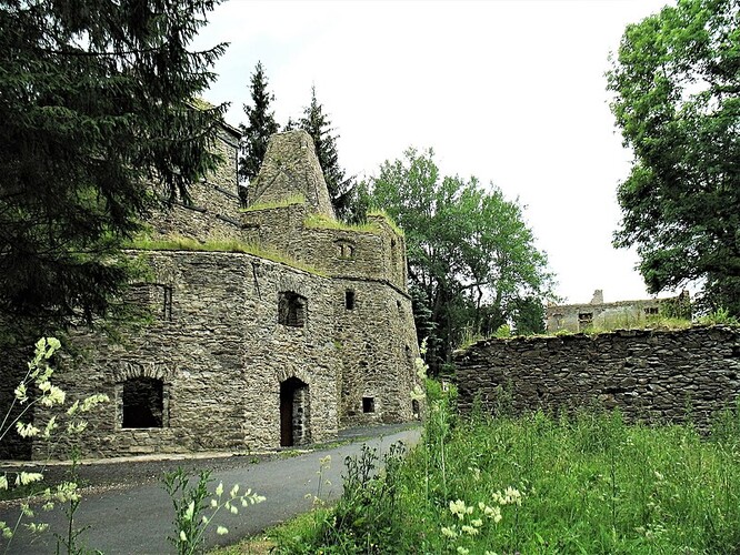 Vápenka u Kovářské (katastrální území Háj, Loučná pod Klínovcem, okres Chomutov) po celkové rekonstrukci a sanaci zdiva. Kulturní památka je přidruženým objektem Hornického regionu Erzgebirge/Krušnohoří, zapsaného v roce 2019 na seznam Světového dědictví UNESCO.