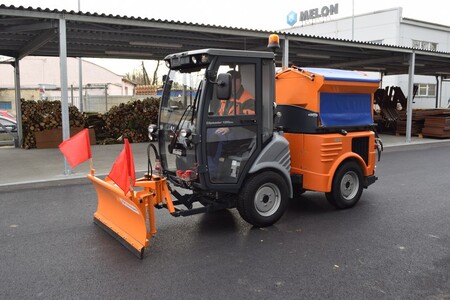 Druhý nejlidnatější ostravský obvod Poruba má nový přístroj na čištění ulic, který bude mít celoroční využití. Takzvaný prachožrout bude během roku pomáhat čistit ulice od prachu, v zimě ho pak ale bude možné využít i při odklízení sněhu.