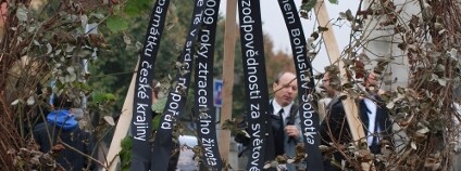 Smuteční shromáždění a předání věnce ministrovi Janu Mládkovi Foto: Centrum pro dopravu a energetiku