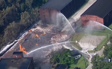 Hasiči v americkém státě Kentucky bojovali s požárem skladu palírny Jim Beam marně, živel zničil na 45.000 sudů bourbonu.