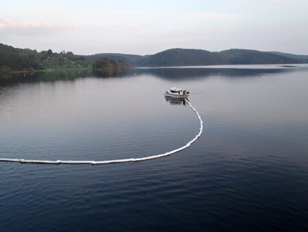 Technici povodí odebrali vzorky, ve středu je budou analyzovat, určí se z nich, o jakou látku šlo. S největší pravděpodobností jde o naftu z plavidla. /Ilustrační snímek