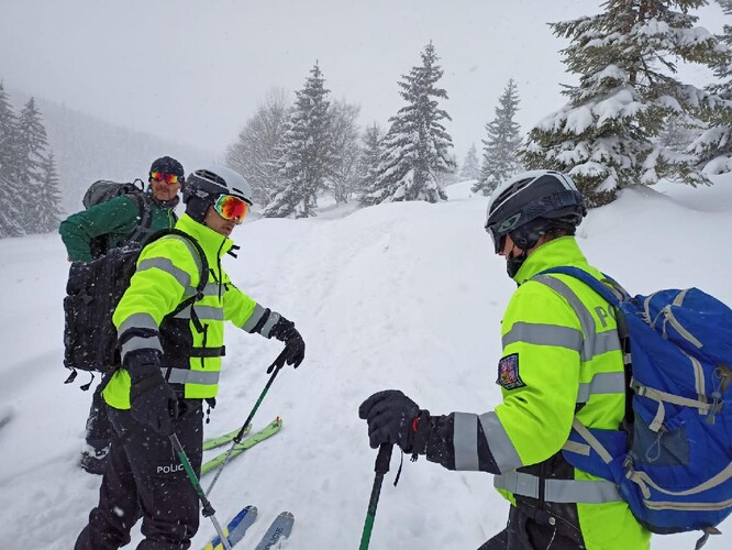 Policisté v Krkonoších na skialpech.