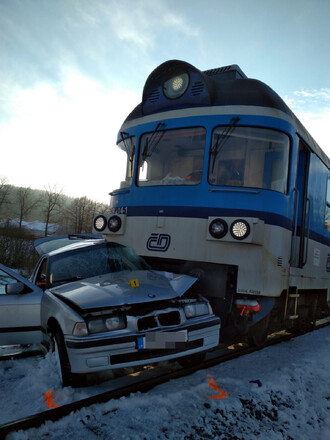 Sráža vlaku s autem je častější než se stromem.