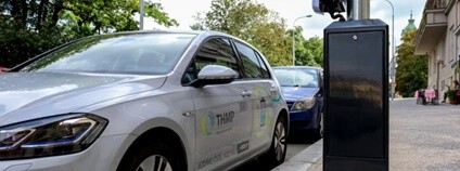 Na Vinohradech vzniklo třináct stožárů veřejného osvětlení připravených pro dobíjení elektromobilů Foto: praha.eu