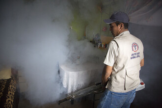 Pracovníci guatemalského ministerstva zdravotnictví při zásahu proti proti komárům egyptským, který je přenašečem jak viru zika, tak horečka dengue a chikungunya.