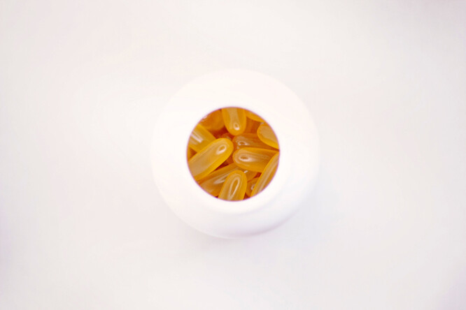 Mezinárodní tým vědců chtěl zjistit, zda vysoká koncentrace částic PM2,5 bude mít méně negativní dopad, pokud testovací subjekty budou užívat vitamin B. Deset dobrovolníků bylo zprvu vystaveno čistému vzduchu a užívalo placebo tablety; stejní dobrovolníci pak čtyři týdny brali tablety s vysokou koncentrací vitaminu B a byli vystaveni vzduchu s vysokou koncentrací poletujících částic PM2,5. Vědci zjistili, že vitamin snížil některé škodlivé účinky částic až o 78 procent. Ilustrační snímek.