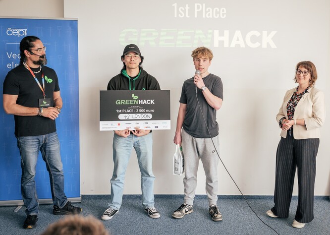 Vítězové letošního ročníku hackathonu GreenHack Luke Lai a  Fred Charbonnier.