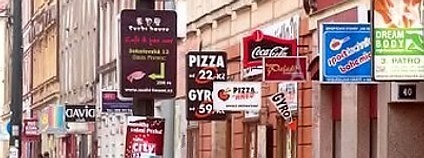 Vizuální smog - ulice plná poutačů a reklam na pražském Žižkově. Foto: Štěpán Holič / Za lepší život v Praze o.s.