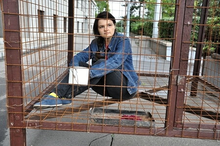 Ochránci zvířat se chtěli s blížícím se koncem prázdnin ministrovi zemědělství připomenout: před jeho úřadem postavili drátěnou klec, ve které je ve dne v noci zavřený dobrovolník.