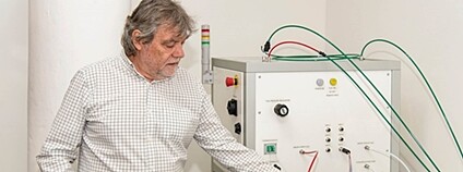 Profesor Vladimír Matolín a jeho patent. Foto: Česká vodíková technologická platforma