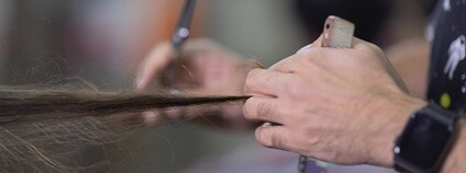 Stříhání vlasů Foto: mostafa meraji unsplash.com