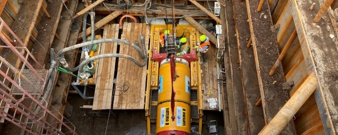 Ražba dvouramenného vodovodního přivaděče pod korytem řeky Labe v Obříství Na Mělnicku