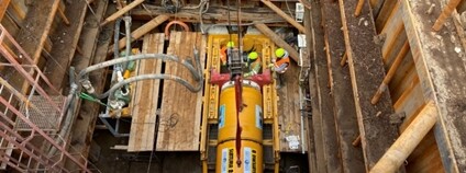 Ražba dvouramenného vodovodního přivaděče pod korytem řeky Labe v Obříství Na Mělnicku Foto: Vodárny Kladno - Mělník