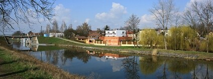 Pohled na břeh Vltavy/Laterálního kanálu ve Vraňanech. Foto: Aktron Wikimeda Commons