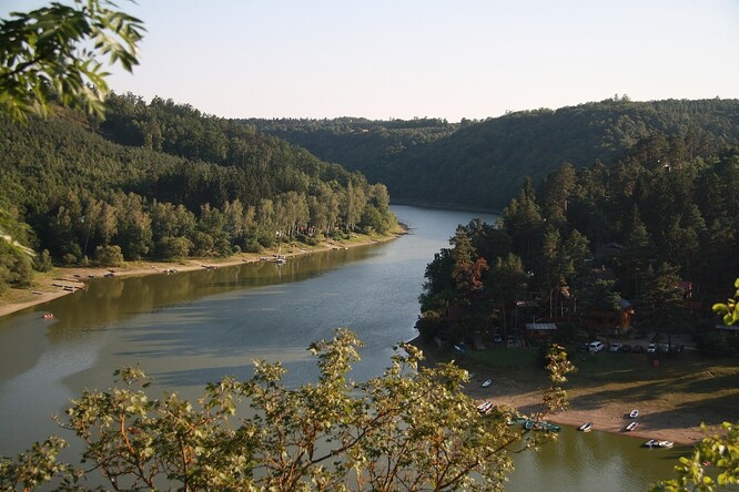 Pohled na Vranovskou přehradu z Cornštejnské vyhlídky, Bítov, okr. Znojmo.