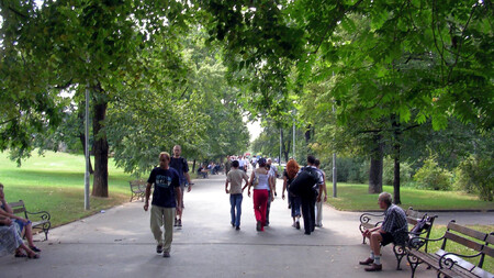 Vrchlického sady v Praze cestou k hlavnímu nádraží.