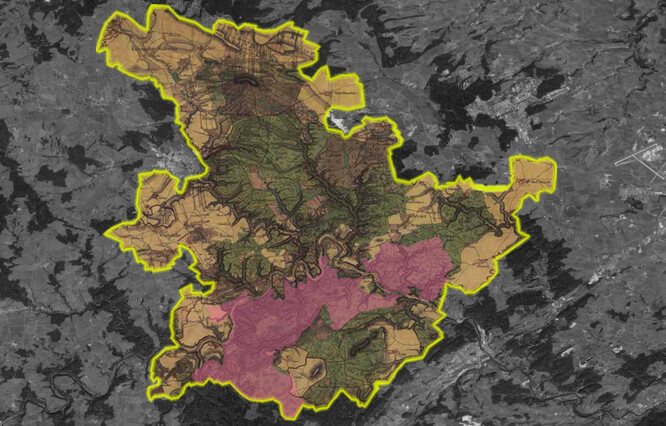 Situační plán Fürstenberského knížectví Křivoklát a Krušovice dále panství Nižbor a Všetaty z roku 1839, vložený do orotfotomapy a doplněný růžově podbarvenou plochou uvažovaného národního parku.